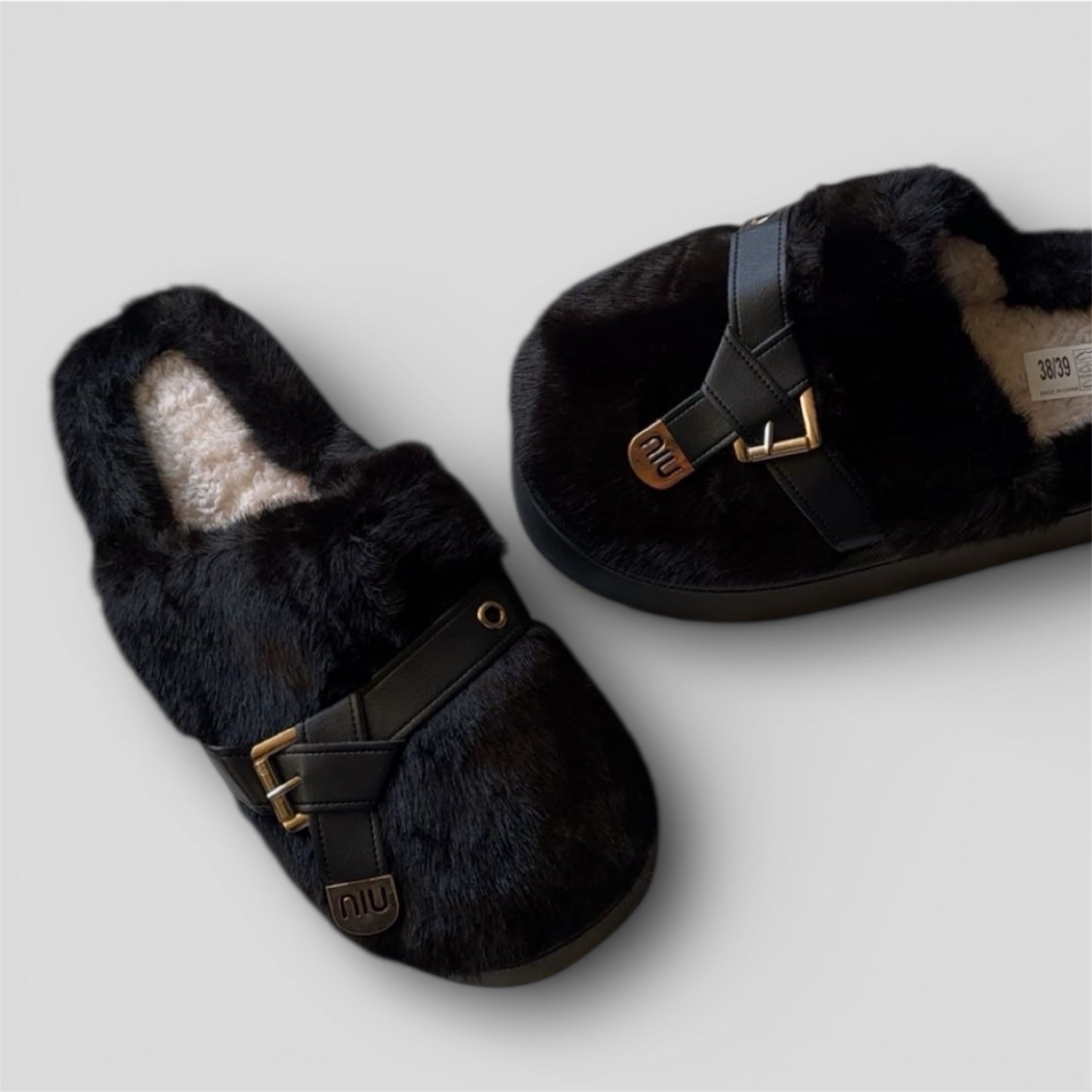 Buckle carpet shoes