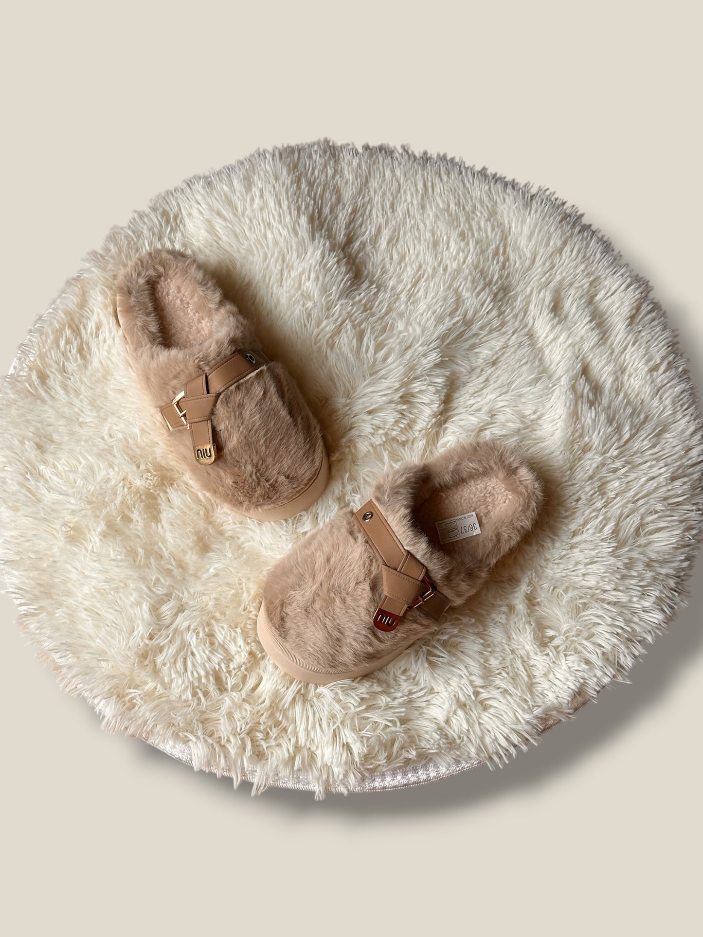 Buckle carpet shoes