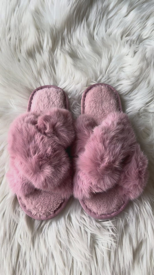 Cross fur slippers